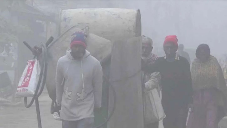 নওগাঁয় দেখা নেই সূর্যের, বৃষ্টির মতো ঝরছে কুয়াশা